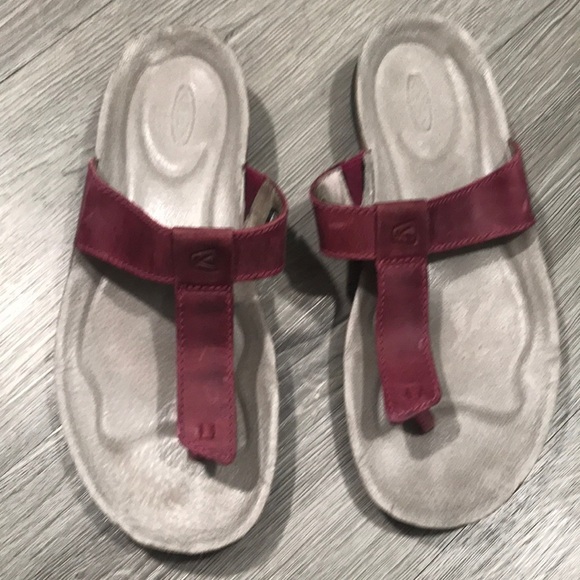 Keen Dauntless Burnished Red Leather Flip Flops - Picture 1 of 12